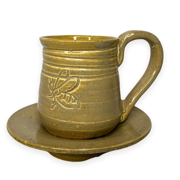 Hand Thrown Stoneware Glazed Pottery Mug and Saucer‎ Bee Carved Artist Signed - Picture 1 of 5